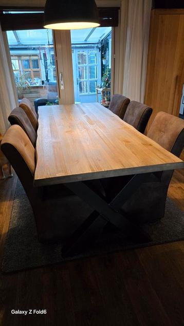 Eettafel Rough 240cm 6 stoelen op wieltjes beschikbaar voor biedingen