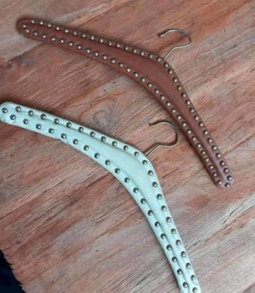 2 vintage kledinghangers  beschikbaar voor biedingen
