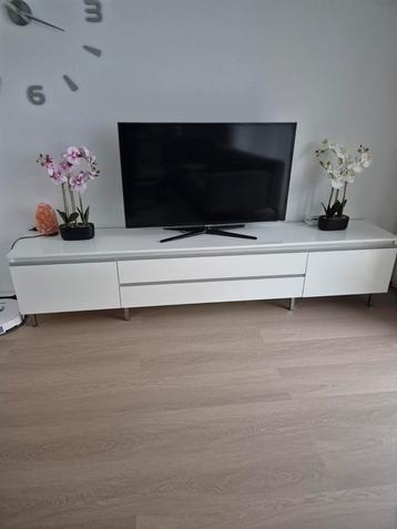 Moderne witte TV kast