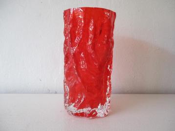 Vintage seventies Rode berkenbast vaas van dik glas vase beschikbaar voor biedingen