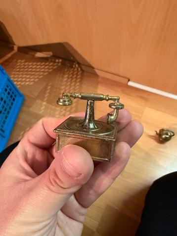 Miniatuur Gouden Telefoon beschikbaar voor biedingen
