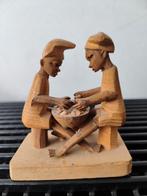 Nigeriaans houtsnijwerkje, 2 mannen en een bordspel 9x8x4 cm, Ophalen of Verzenden