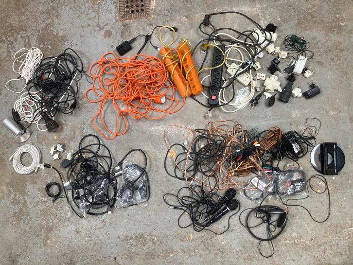 Veel elektra audio tv stekkers stekkerdoos kabeltjes snoer, Doe-het-zelf en Verbouw, Elektra en Kabels, Gebruikt, Kabel of Snoer