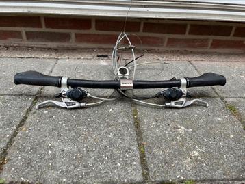 Fiets stuur van mountainbike met hendels rem en versnelling beschikbaar voor biedingen