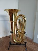 Tuba met koffer en standaard, Muziek en Instrumenten, Blaasinstrumenten | Tuba's, Ophalen, Zo goed als nieuw, Bes-tuba, Met koffer of draagtas
