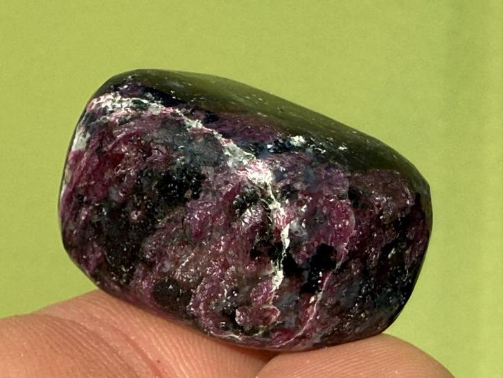 Robijn in Zoisiet Tanganyika artstone mineralen UV Actief, Verzamelen, Mineralen en Fossielen, Mineraal, Ophalen of Verzenden