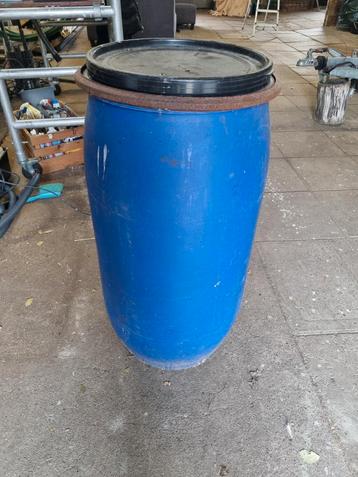 Grote Blauwe Voerton of regenton beschikbaar voor biedingen
