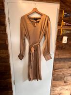 Goud gekleurde jurk van Simple the brand maat S, Kleding | Dames, Jurken, Overige kleuren, Simple, Nieuw, Ophalen of Verzenden