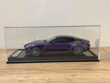 Aston Martin DB12 Motorhelix paars 1:18 beschikbaar voor biedingen