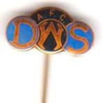 DWS emaille amateur voetbal speld, Verzamelen, Speldjes, Pins en Buttons, Verzenden, Zo goed als nieuw, Sport