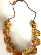 Vintage grote geemailleerde glas kralen aan leren koord, Verzenden, Gebruikt, Overige kleuren, Overige materialen