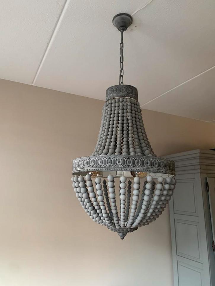 Grote kroonluchter met houten kralen / brocante hanglamp, Huis en Inrichting, Lampen | Kroonluchters, Zo goed als nieuw, Ophalen