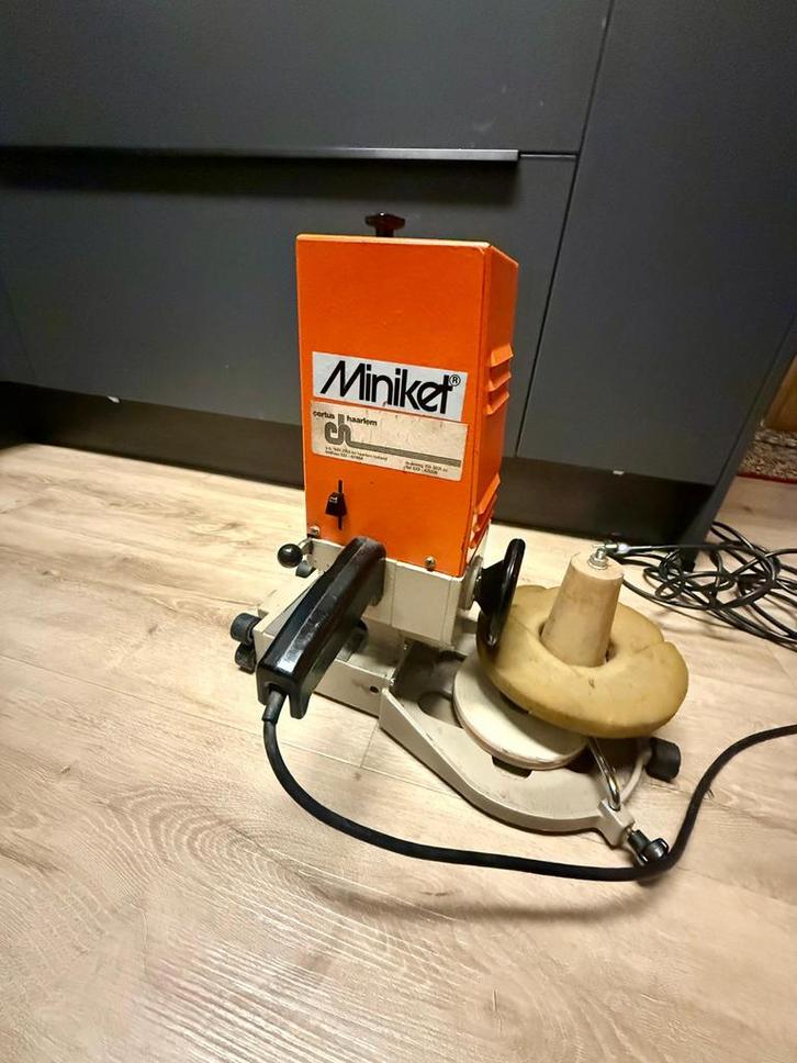 Janser Miniket tapijtoverkant – Kwaliteit, werkt perfect!, Hobby en Vrije tijd, Naaimachines en Toebehoren, Gebruikt, Naaimachine