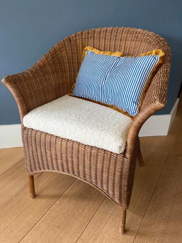 Rotan Stoel / rieten fauteuil met zitkussen beschikbaar voor biedingen