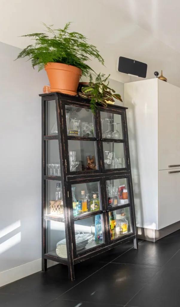 Moet weg : BePureHome Herritage Houten Kast Schuin Zwart, Huis en Inrichting, Kasten | Vitrinekasten, Zo goed als nieuw, 150 tot 200 cm