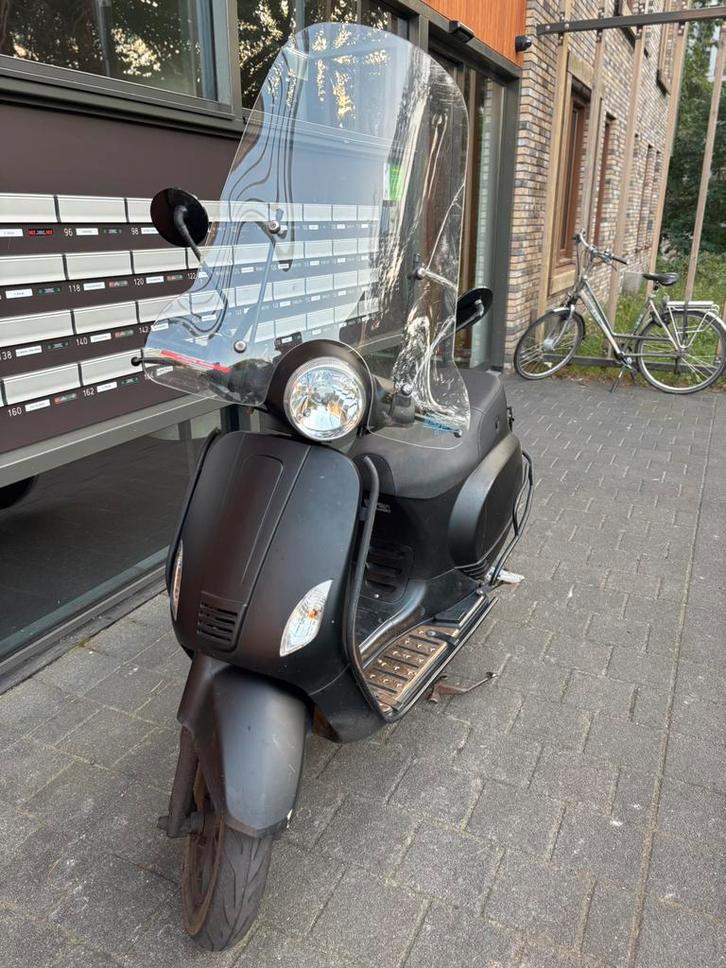 Scooter geel kenteken, Fietsen en Brommers, Snorfietsen en Snorscooters, Zo goed als nieuw, Overige merken, Benzine, Ophalen