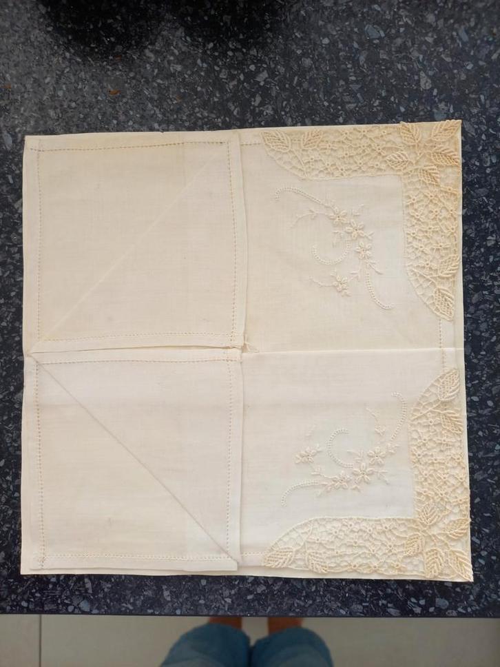 2 witte zakdoekjes, Antiek en Kunst, Curiosa en Brocante, Ophalen of Verzenden