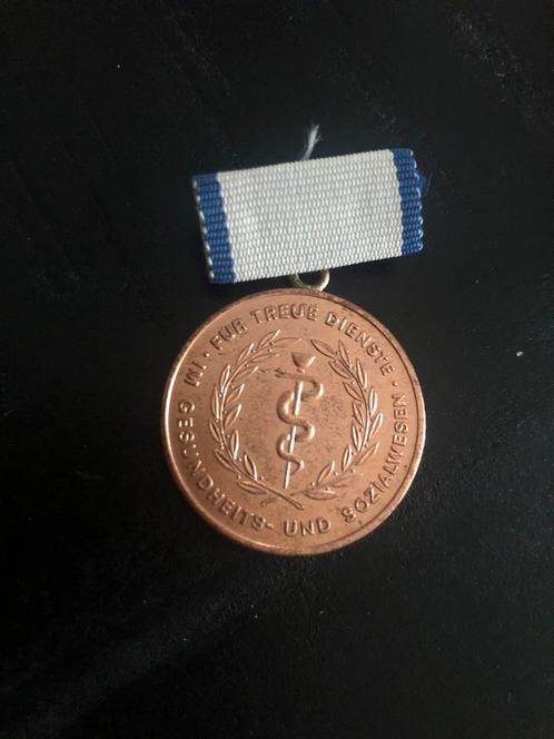 DDR Medaille Trouwe Dienst Gezondheidszorg, Verzamelen, Militaria | Algemeen, Overige soorten, Lintje, Medaille of Wings, Duitsland