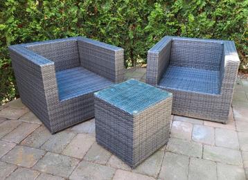 Lounge stoelen met bijzettafel met glasplaat. Tuin, terras beschikbaar voor biedingen