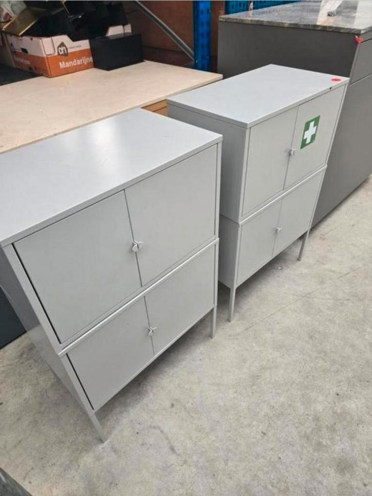 Stalen kast met dubbele deuren., Huis en Inrichting, Kasten | Roldeurkasten en Archiefkasten, Zo goed als nieuw, 25 tot 50 cm
