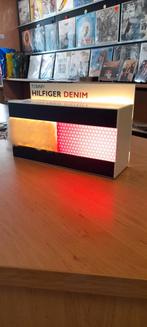 Tommy Hilfiger reclame lichtbakje, Nvt., Gebruikt, Lichtbak of (neon) lamp, Ophalen of Verzenden