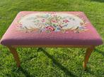 Oud roze grote voetenbank - poef - bankje. Handgeborduurd, Ophalen, Hout, Gebruikt, 50 tot 75 cm