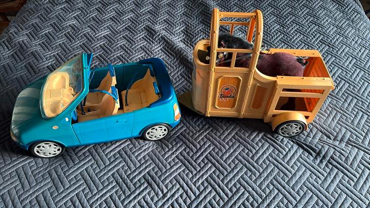 Barbie auto met trailer en poppen setje, Verzamelen, Speelgoed, Gebruikt, Ophalen of Verzenden