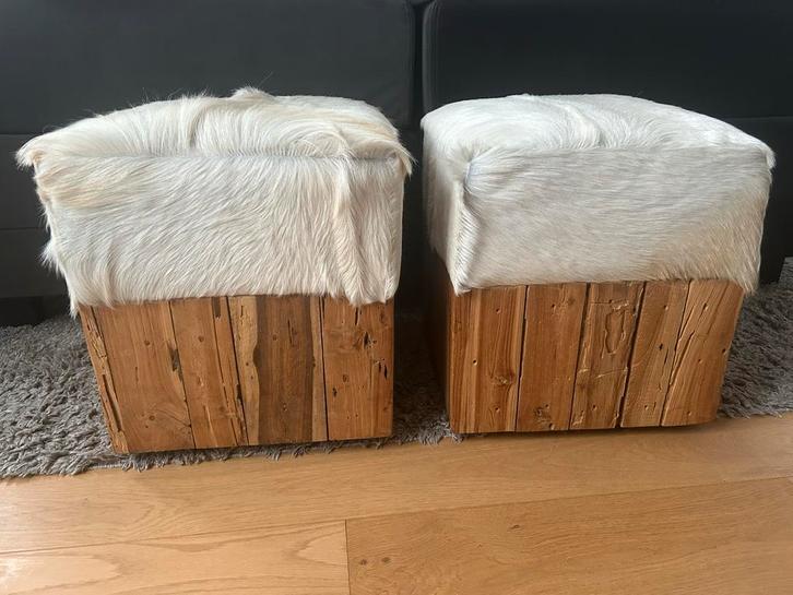 Poef met geitenvel en wieltjes, Huis en Inrichting, Banken | Voetenbanken en Poefen, Gebruikt, Minder dan 50 cm, Vierkant, Hout