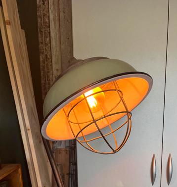 Lamp. Mooie industriële lamp 1,80 mtr hoog  beschikbaar voor biedingen
