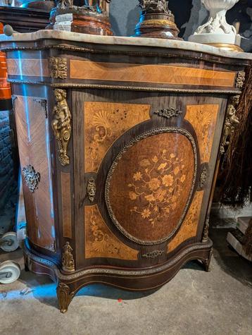 Commode vorige eeuw met rijk inleg werk €585 beschikbaar voor biedingen