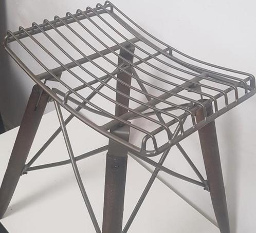 Modern krukje Materiaal Mangohout en metalen  Afmetingen L :, Huis en Inrichting, Krukjes, Zo goed als nieuw, Ophalen