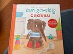 Een Geweldig Cadeau - Guido van Genechten, Boeken, Ophalen of Verzenden, Zo goed als nieuw, Uitklap-, Voel- of Ontdekboek, 2 tot 3 jaar