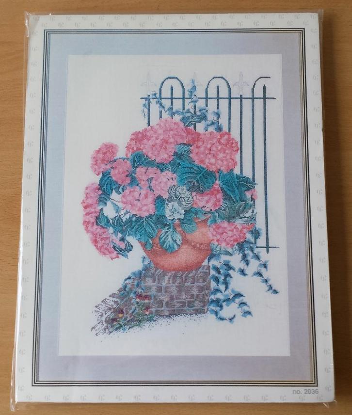 Roze Hortensia Pakket - nr. 2036 - Thea Gouverneur, Hobby en Vrije tijd, Borduren en Borduurmachines, Zo goed als nieuw, Borduurpakket