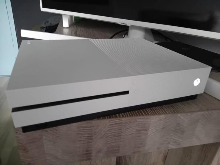 Xbox One S met controller + 10 games!, Spelcomputers en Games, Spelcomputers | Xbox One, Zo goed als nieuw, Xbox One S, 500 GB