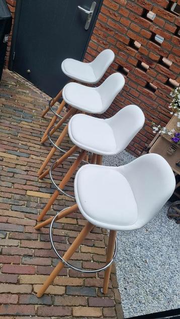 4 moderne barkrukken te koop – goede staat beschikbaar voor biedingen