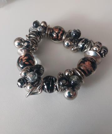 Zilverkleurige armband met bruin en zwart beschikbaar voor biedingen