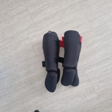 Scheenbeschermers maat L en M beschikbaar voor biedingen