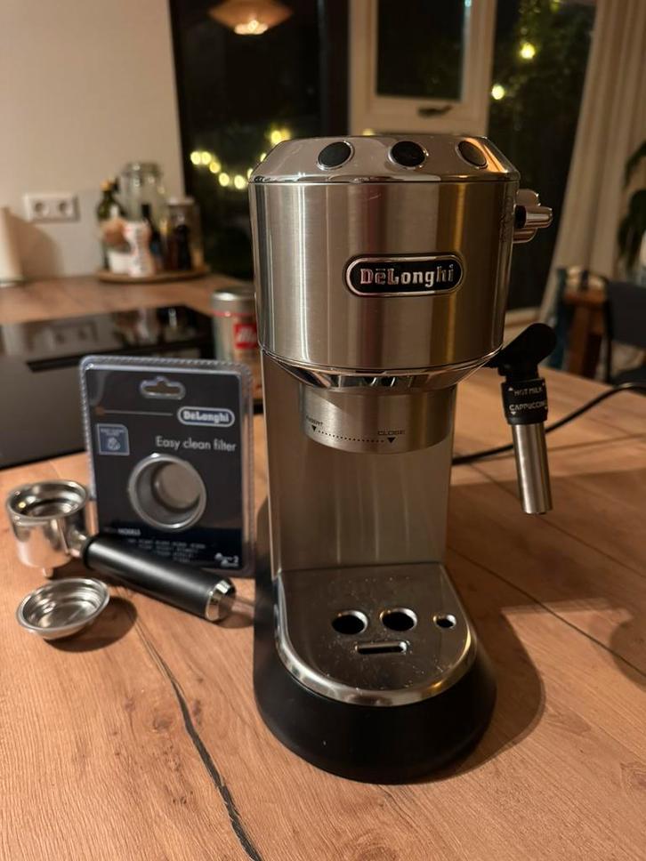 De’Longhi Dedica piston espressomachine met stoompijpje, Witgoed en Apparatuur, Koffiezetapparaten, Zo goed als nieuw, Espresso apparaat