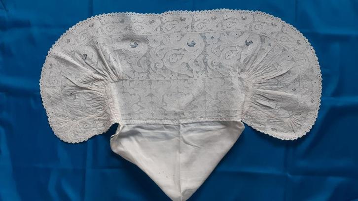 Mooie muts van kloskant van  de Zuid-Bevelandse dracht, Antiek en Kunst, Antiek | Kleding en Accessoires, Dames, Verzenden