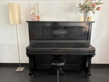 Mooie oude piano voor de sier beschikbaar voor biedingen