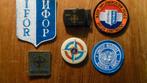 IFOR lot met emblemen, button en gesp, Ophalen of Verzenden, Landmacht, Nederland, Embleem of Badge