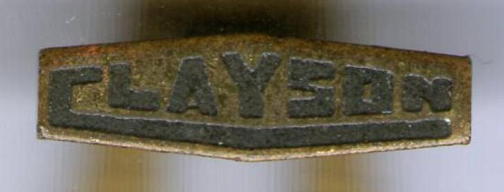 Clayson landbouwmachines koper knoopspeld ( E_226a ), Verzamelen, Speldjes, Pins en Buttons, Zo goed als nieuw, Speldje of Pin
