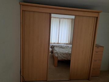 Grote kledingkast met spiegel, ladenblokken en verlichting beschikbaar voor biedingen