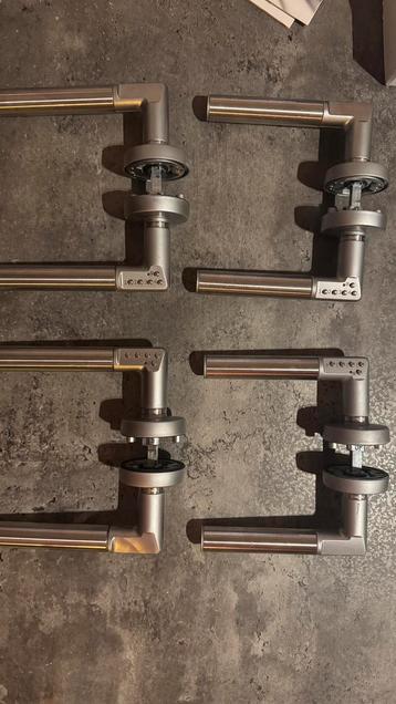 4 x Assa Abloy code deurhendels beschikbaar voor biedingen