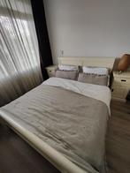 Bed aangeboden in nachtkastjes,lattenbodem en matrassen, Ophalen, Gebruikt, Beige, Tweepersoons