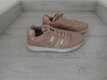 Oudroze sneakers maat 30 beschikbaar voor biedingen