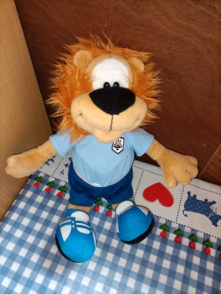 Loekie de Leeuw voetbal knuffel met blauw shirt nr. 5, Kinderen en Baby's, Speelgoed | Knuffels en Pluche, Overige typen, Ophalen of Verzenden