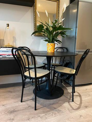 Zwarte Keukentafel met Stoelen beschikbaar voor biedingen