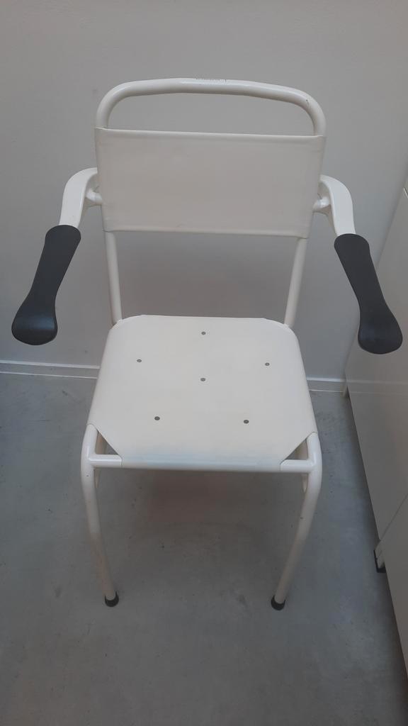 Douchestoel met armleuningen, Huis en Inrichting, Stoelen, Gebruikt, Eén, Kunststof, Metaal, Wit, Ophalen