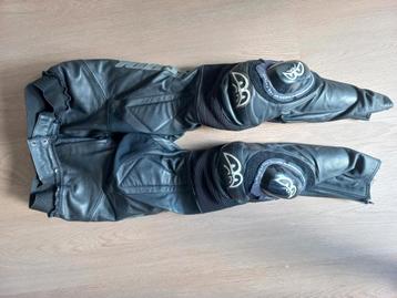 Berik leren motorpak kleur zwart goede staat maat 52 beschikbaar voor biedingen